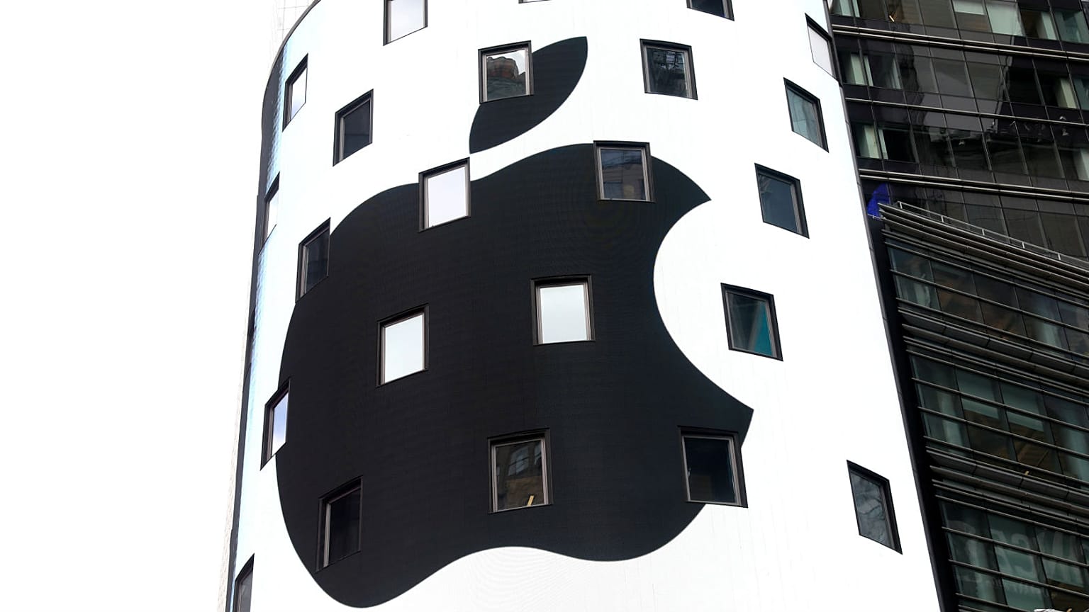 How does Apple's record-breaking valuation compare?