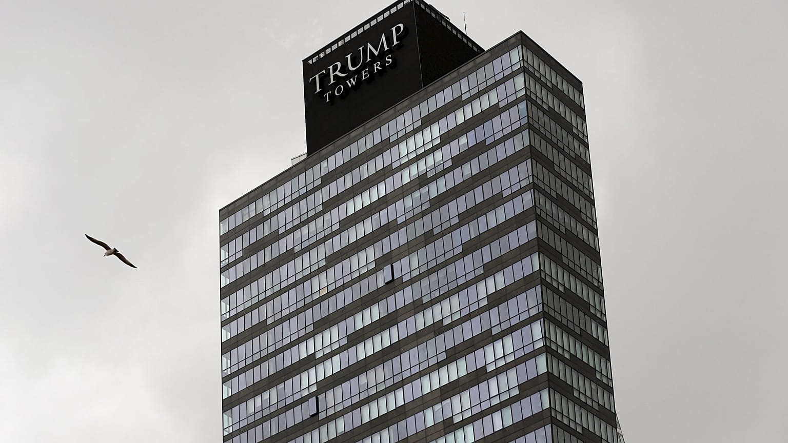 Dopo le sanzioni alla Turchia, appello a confiscare le Trump Towers. Anzi, no