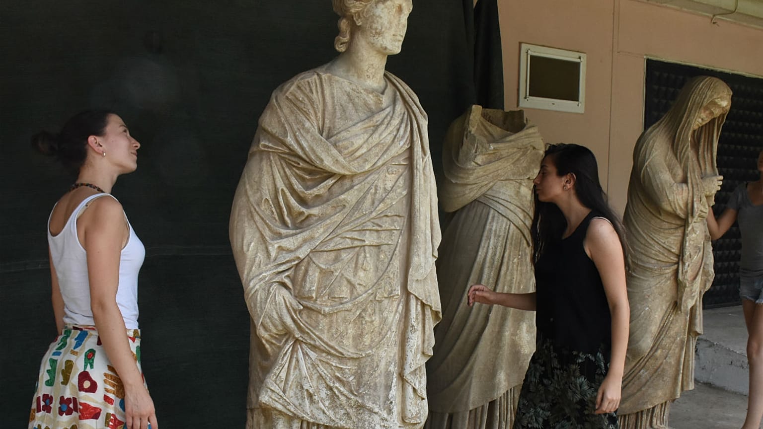 Aydın'da Almanların 1891'de kazdığı alanda 2 bin yıllık altı heykel bulundu