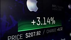 شاشة إلكترونية تعرض سعر سهم شركة أبل في بورصة ناسداك في نيويورك يوم الخميس.
