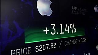 شاشة إلكترونية تعرض سعر سهم شركة أبل في بورصة ناسداك في نيويورك يوم الخميس.