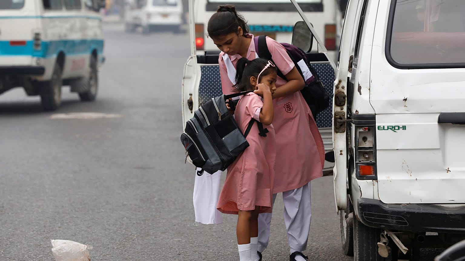 Pakistan: Kız çocuklarının eğitimine karşı çıkanlar 12 okula saldırdı
