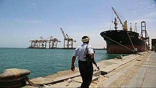 السعودية تستأنف صادرات النفط عبر مضيق باب المندب