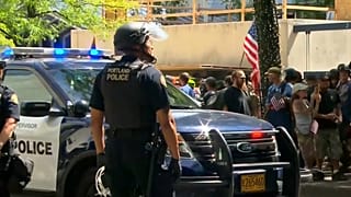 Jornada de manifestaciones supremacistas y antifacistas sin incidentes graves en Portland