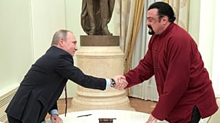 روسيا تكلف نجم هوليوود ستيفن سيجال بتحسين العلاقات مع أمريكا الرئيس الروسي 
