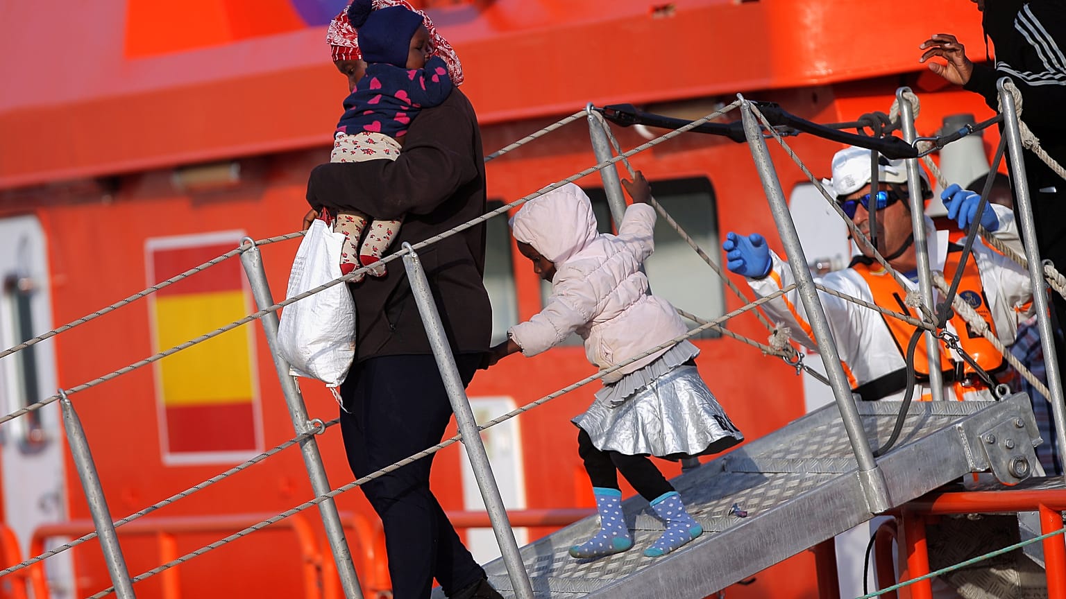 İspanya'nın kurtardığı mültecilerin bir kısmı Malaga limanına bırakıldı.