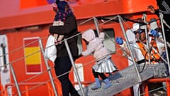 İspanya'nın kurtardığı mültecilerin bir kısmı Malaga limanına bırakıldı.