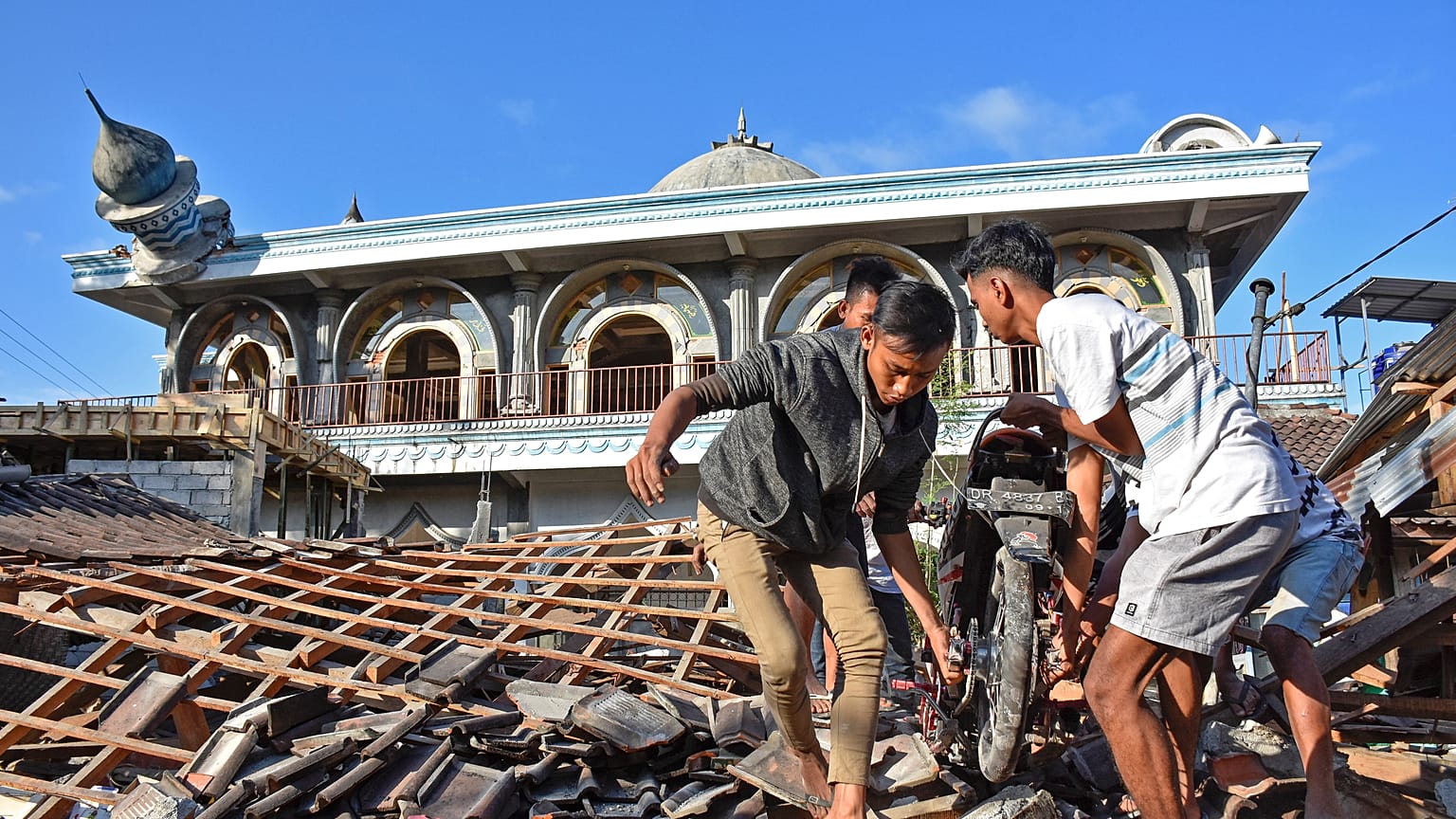 Decenas de muertos y más de 300  heridos en el seísmo de la isla de Lombok en Indonesia