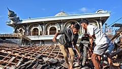 Decenas de muertos y más de 300  heridos en el seísmo de la isla de Lombok en Indonesia