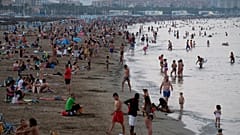 Bei Sonnenuntergang am Strand von Valencia