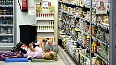 Ein Supermarkt in Helsinki bietet eine Nacht an der Kühltruhe an