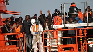 Migrantes resgatados chegam a Espanha