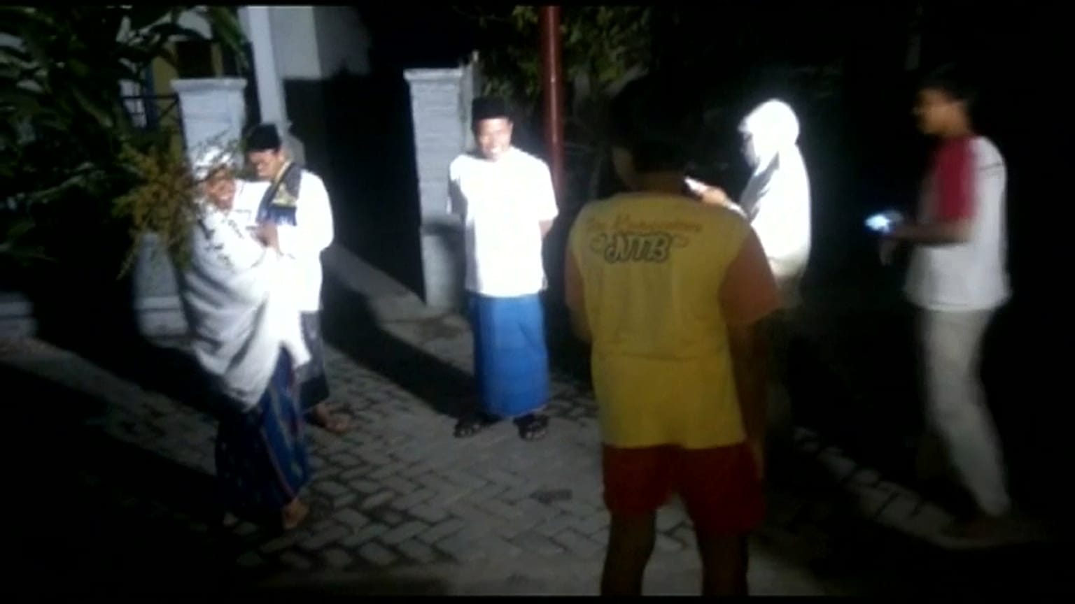 Familias evacuadas en Indonesia