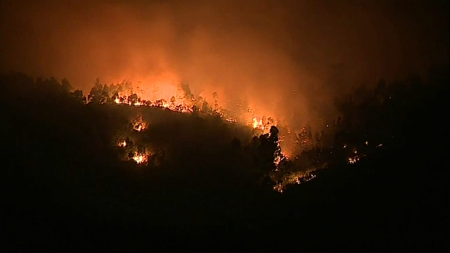 Incêndio de Monchique permanece ativo pelo quarto dia seguido