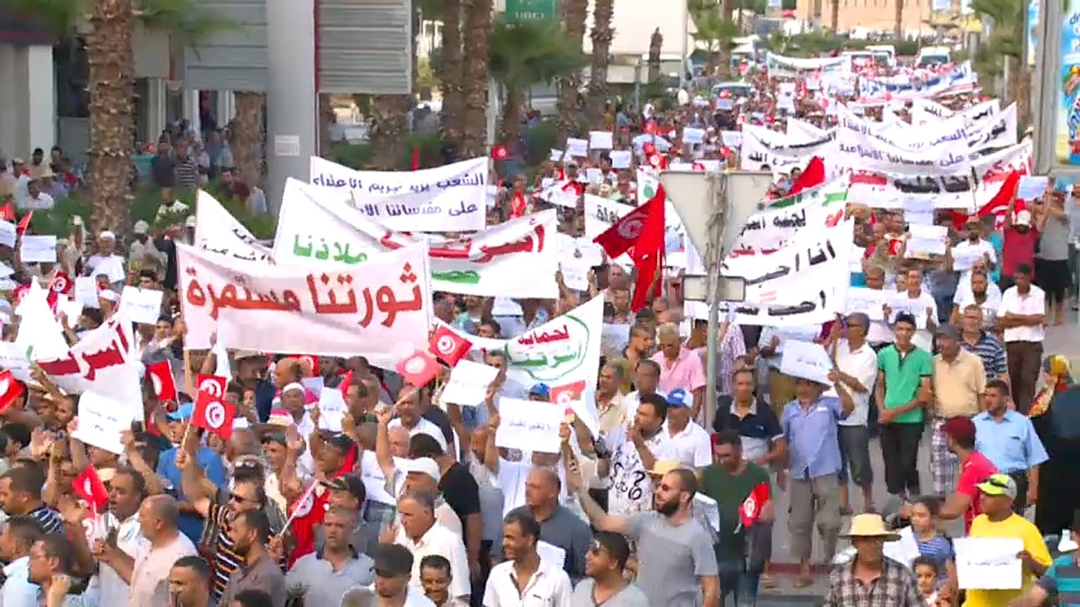 شاهد: تونس تنتفض رفضا للتعديلات الاجتماعية والمتظاهرون يرددون "تونس إسلامية"