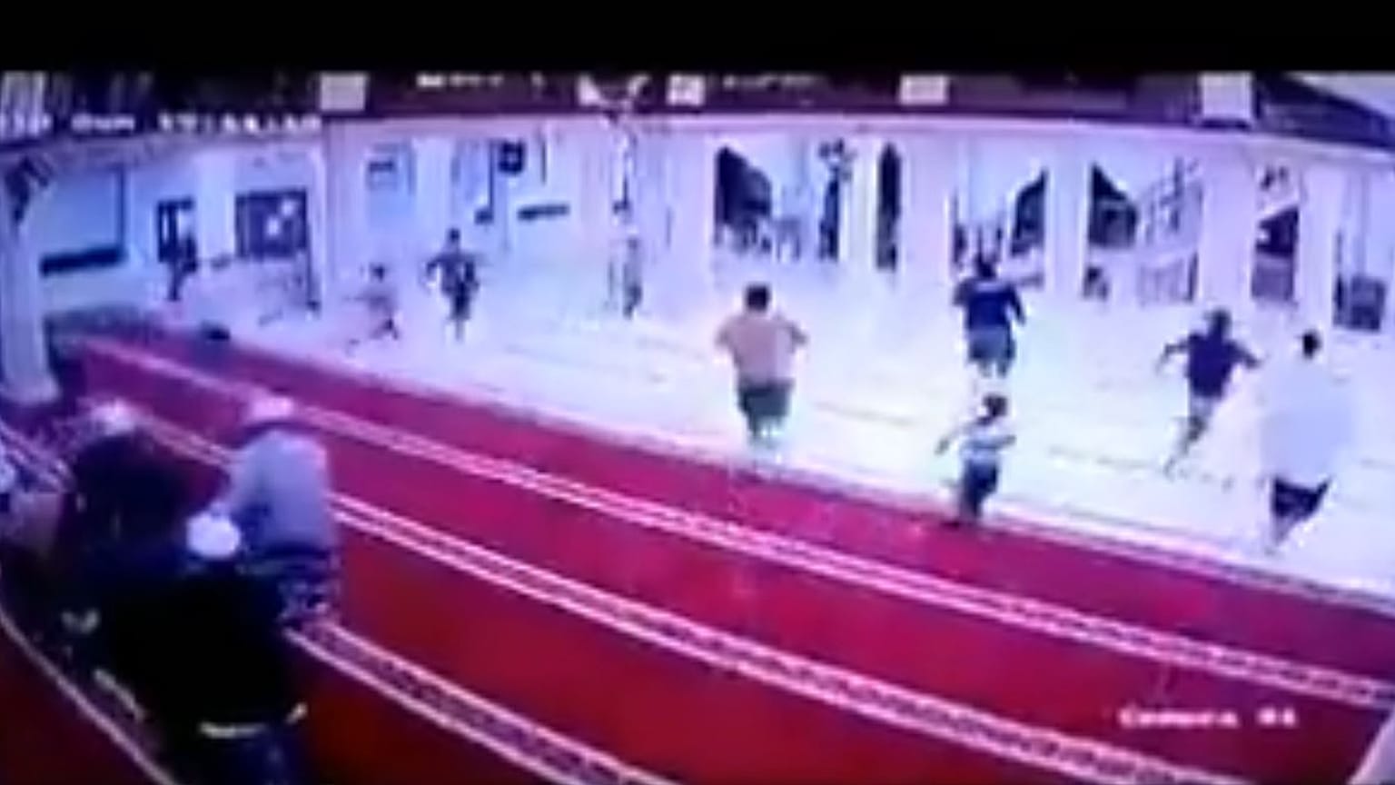 شاهد: لحظة انهيار مسجد أثناء الصلاة إثر زلزال إندونيسيا