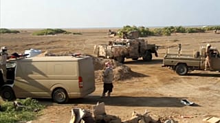 تقرير: التحالف العربي لا يهزم القاعدة في اليمن بل يدفع لها للانسحاب