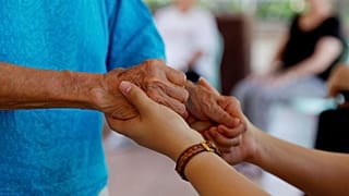 Un informe advierte que las mujeres dejarán sus trabajos para cuidar a los abuelos tras el Brexit