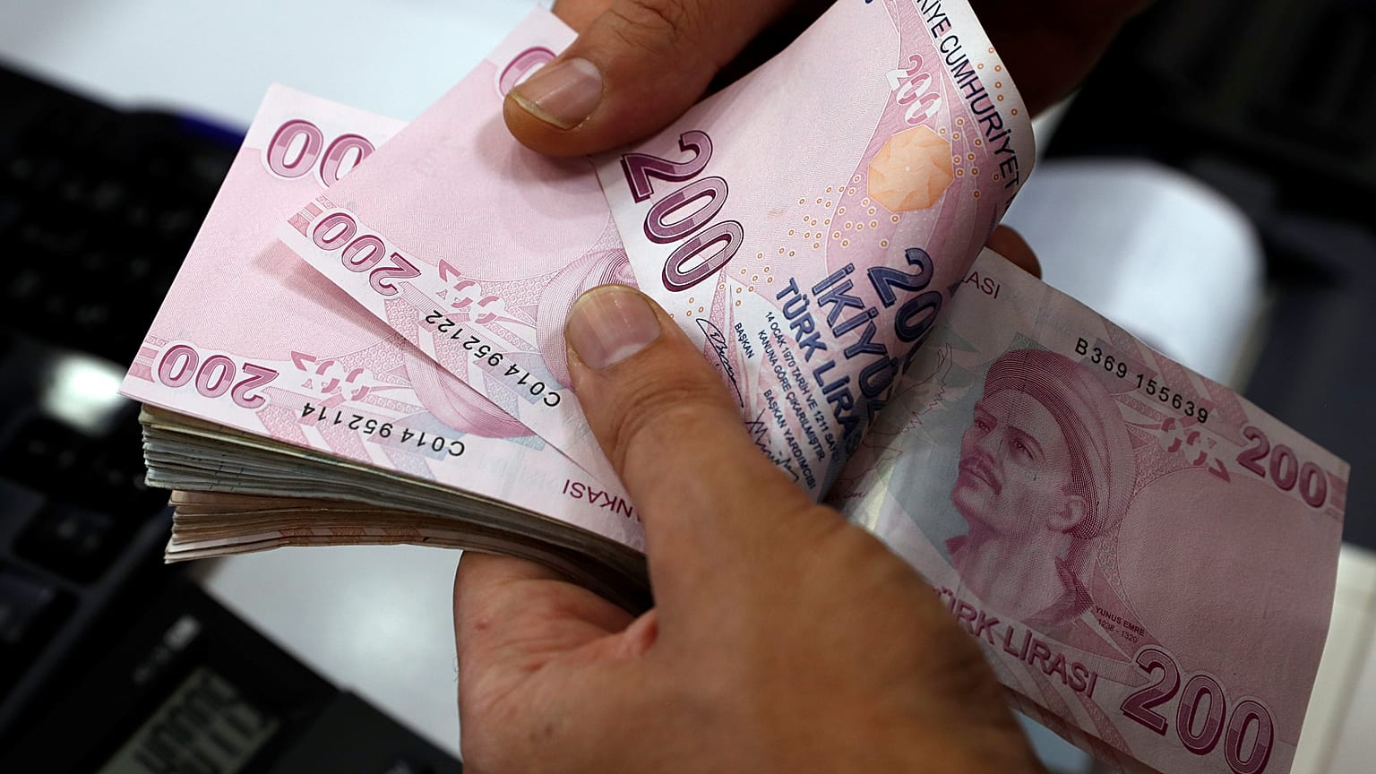 Gece yarısı 5,42 ile zirveyi gören Dolar/TL kuru 'ön mutabakat' haberiyle geriledi