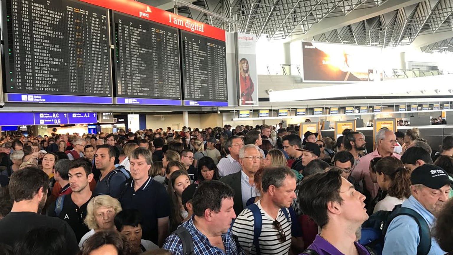 Monaco, passeggeri durante l'evacuazione del terminal