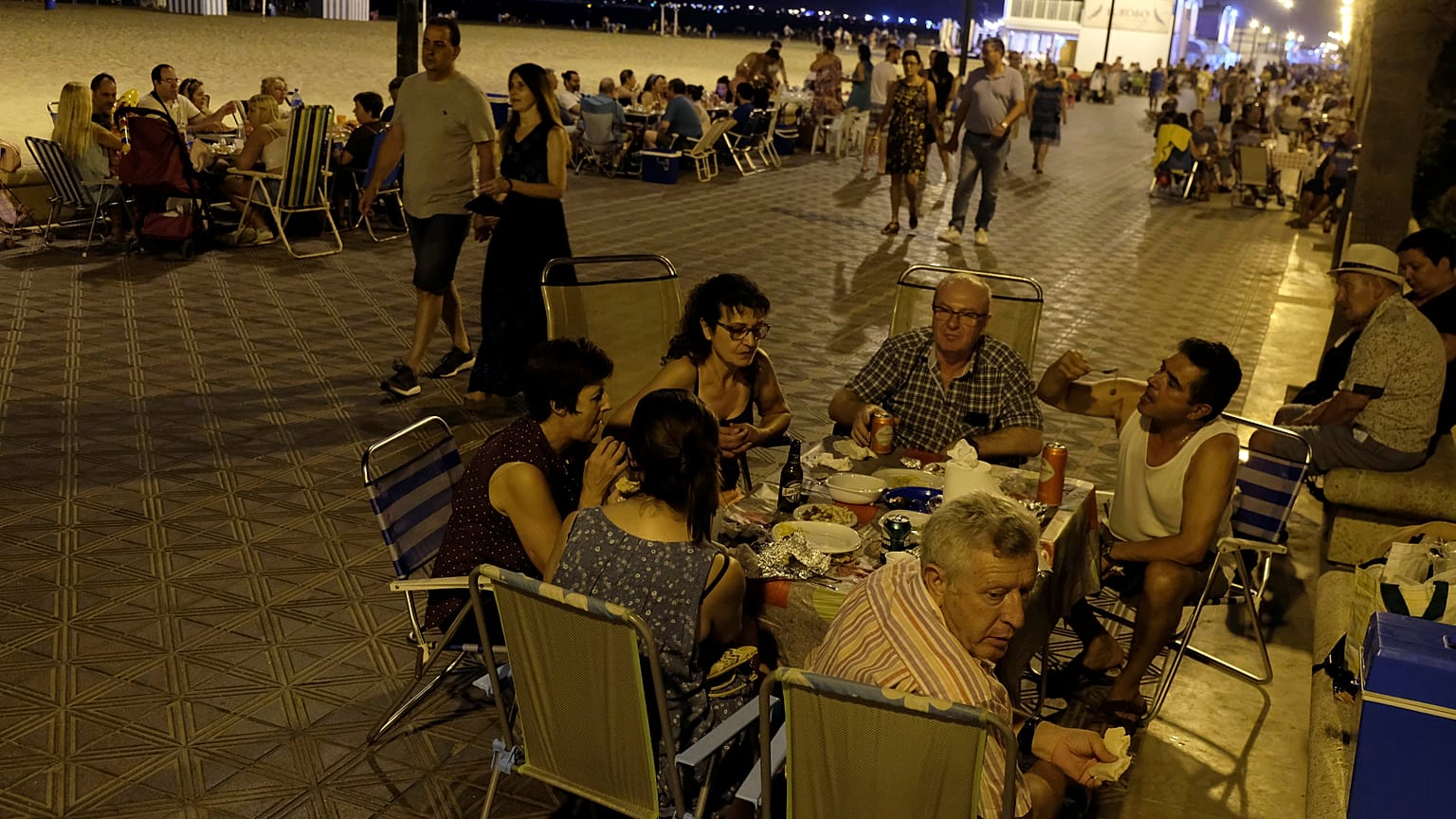 İspanya'da aşırı sıcaklar sebebiyle insanlar serinlemek için sokaklarda