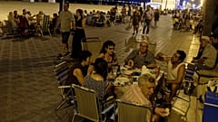 İspanya'da aşırı sıcaklar sebebiyle insanlar serinlemek için sokaklarda