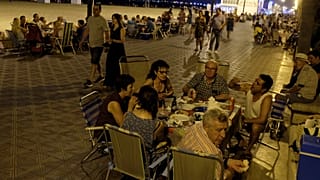 İspanya'da aşırı sıcaklar sebebiyle insanlar serinlemek için sokaklarda