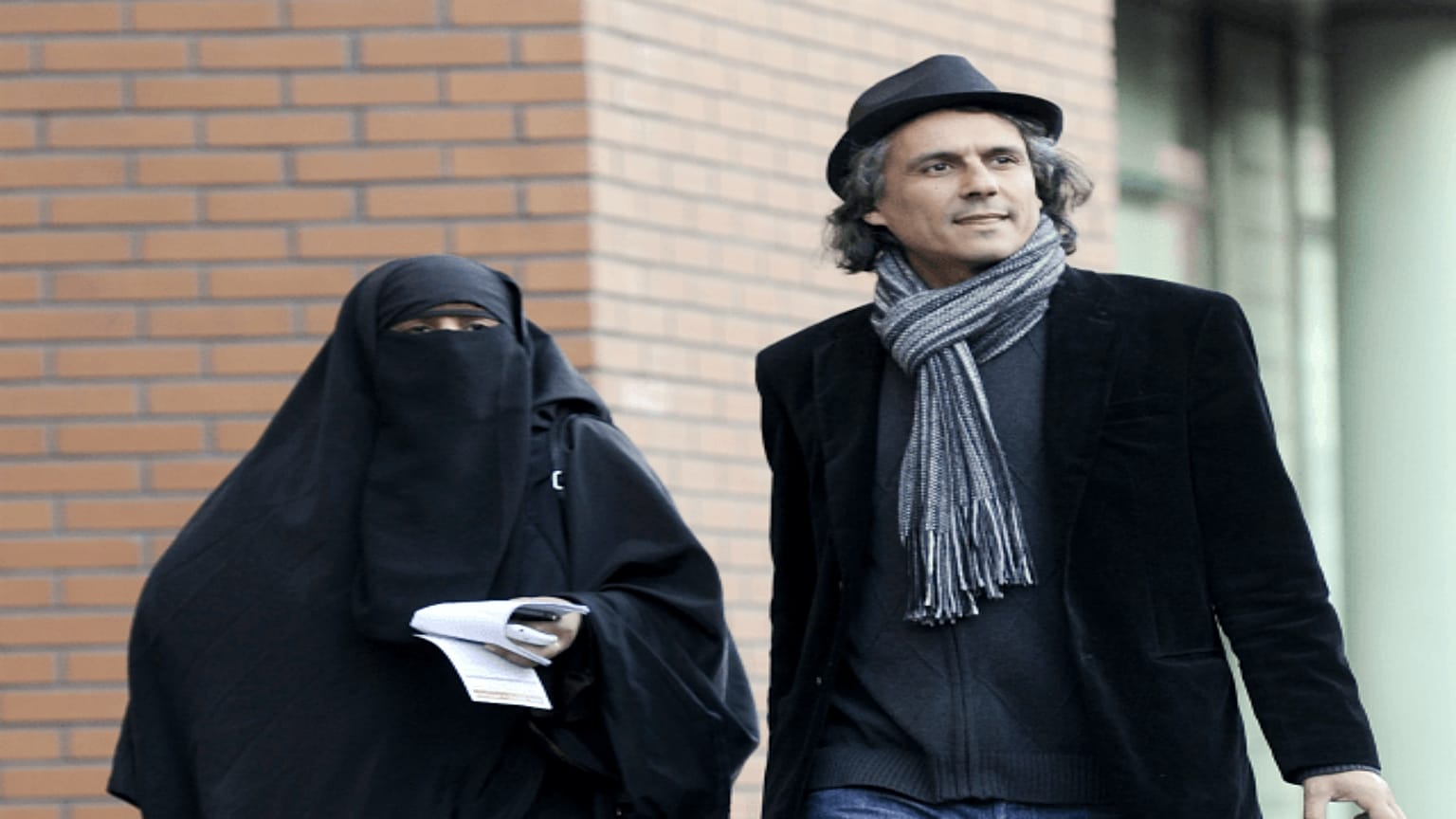 الملياردير الجزائري رشيد نكاز يتكفل بدفع غرامات منقبات الدنمارك