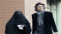 الملياردير الجزائري رشيد نكاز يتكفل بدفع غرامات منقبات الدنمارك