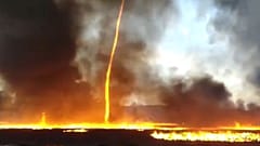 Vídeo: hipnótico tornado de fuego en el incendio de una fábrica británica 