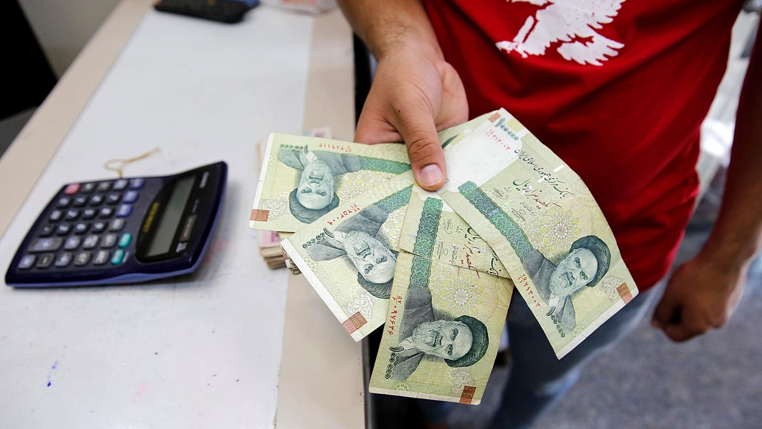 إيران تقيل وزير العمل وسط صعوبات اقتصادية جمّة 