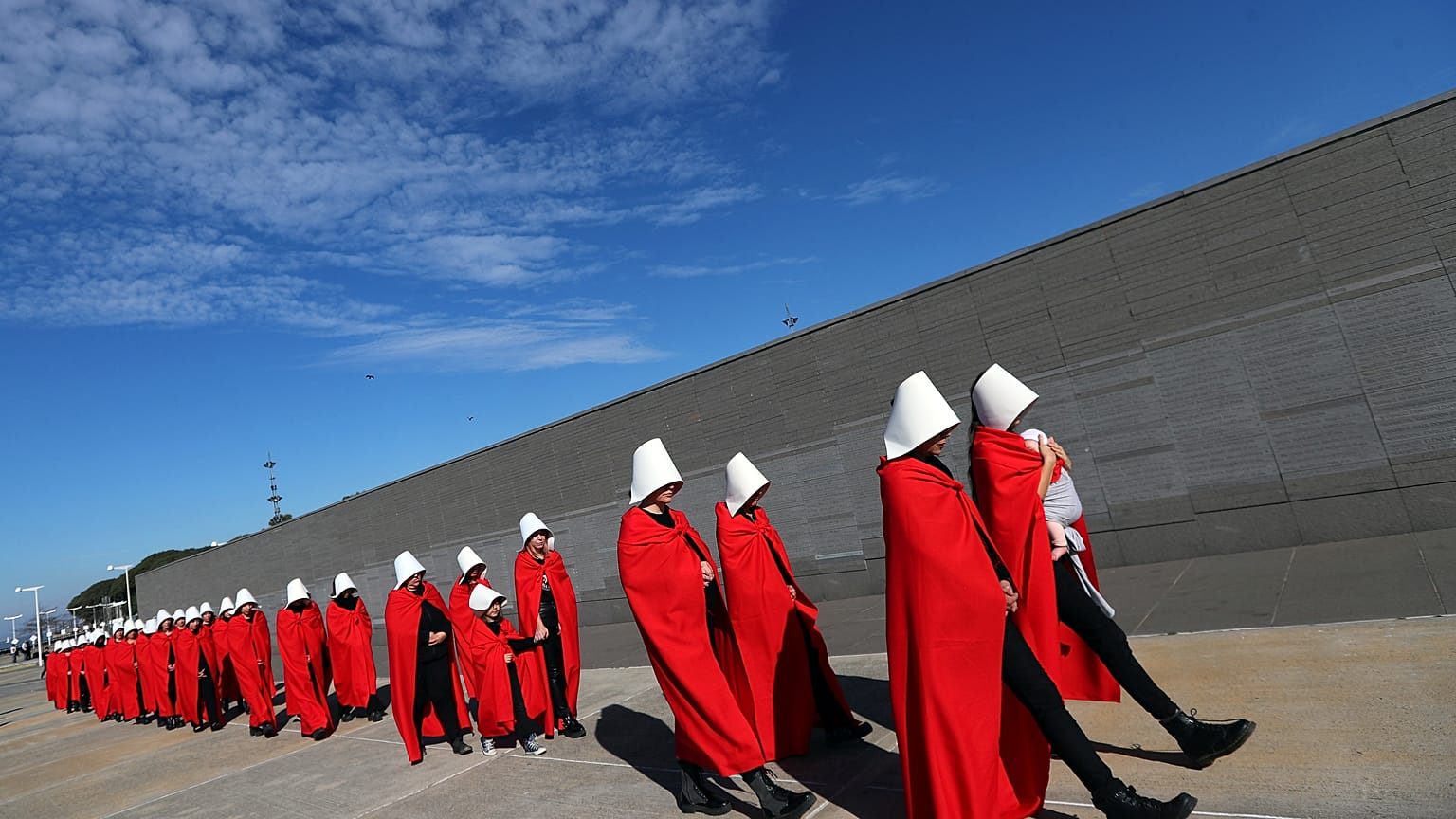 Arjantin'de protestocular 'The Handmaid's Tale' karakterleri gibi giyindi