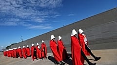 Arjantin'de protestocular 'The Handmaid's Tale' karakterleri gibi giyindi