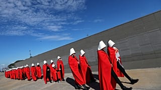 Arjantin'de protestocular 'The Handmaid's Tale' karakterleri gibi giyindi