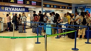 اعتصاب زنجیرهای در رایانایر؛ مقاومت مدیران و بلاتکلیفی مسافران