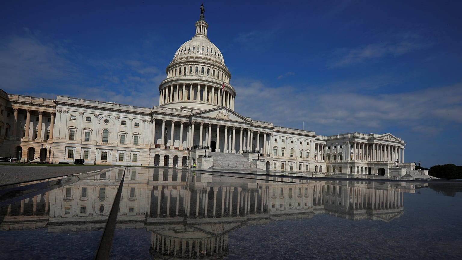 Capitol in Washington spiegelt sich 