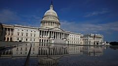 Capitol in Washington spiegelt sich 