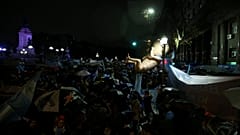 Eine überdimensionale Babyfigur wird von Demonstranten getragen