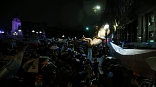 Eine überdimensionale Babyfigur wird von Demonstranten getragen