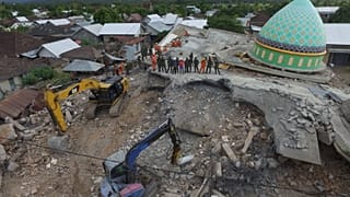 Balanço de mortos do sismo na Indonésia quase triplica em 24 horas