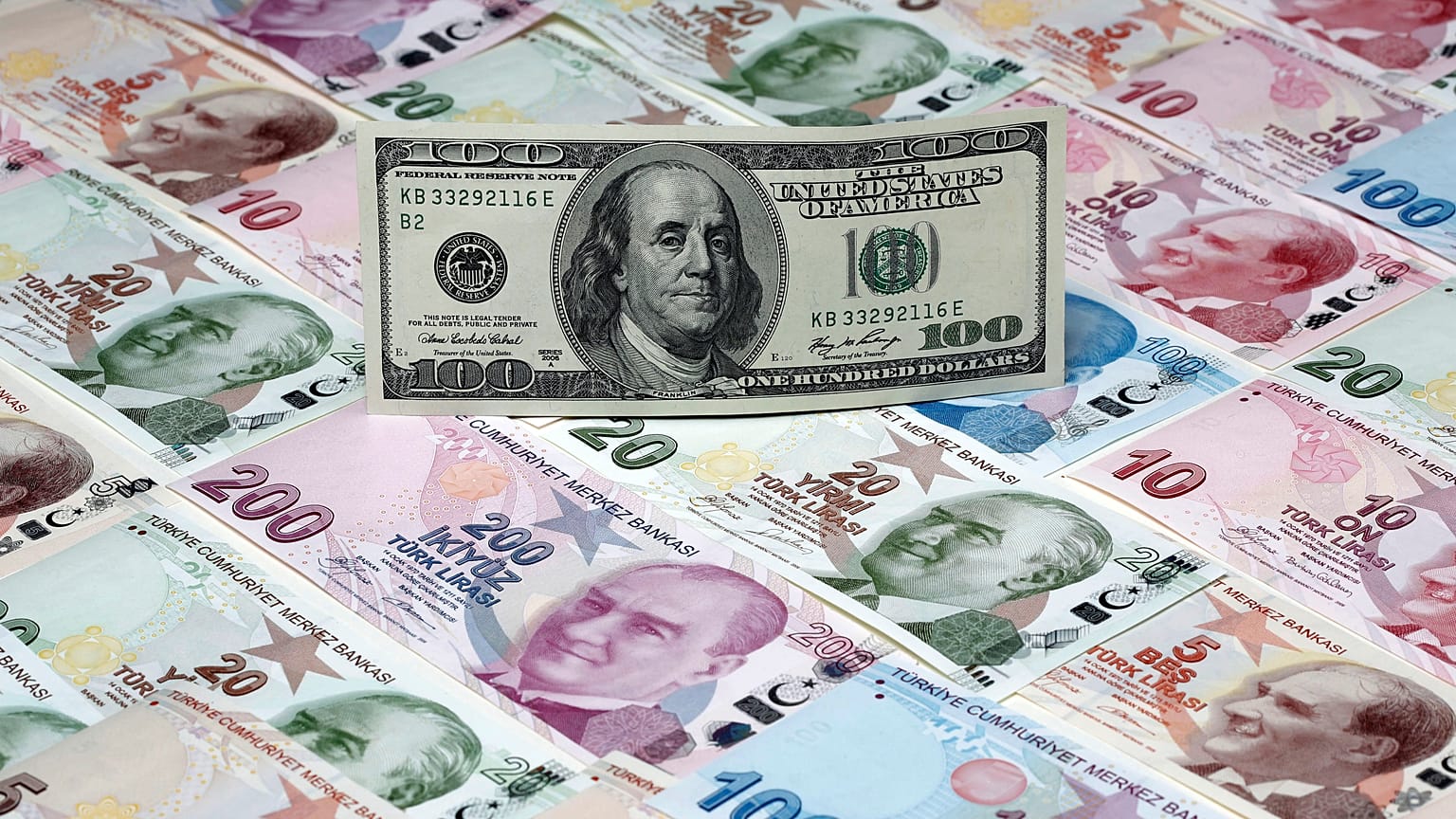 Yaptırım krizinin etkileri sürüyor, Dolar 5.56 seviyesine çıktı