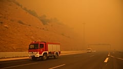 Κινέτα: Αγώνας επιβίωσης κατοίκων και προσφύγων μετά τις πυρκαγιές