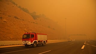 Κινέτα: Αγώνας επιβίωσης κατοίκων και προσφύγων μετά τις πυρκαγιές