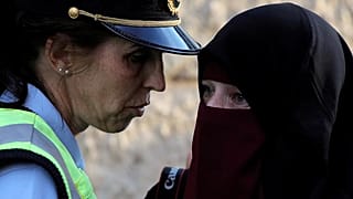 میلیونر الجزایری جریمه زنان را به دلیل پوشیدن برقع یا بی‌حجابی می‌پردازد