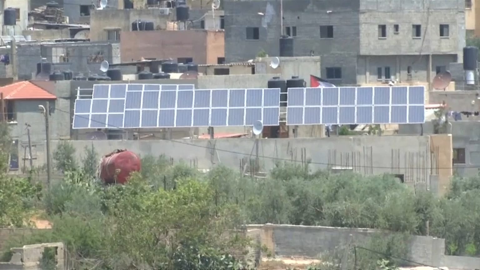 الفلسطينيون يلجأون للطاقة الشمسية لتقليل الاعتماد على إسرائيل في الكهرباء