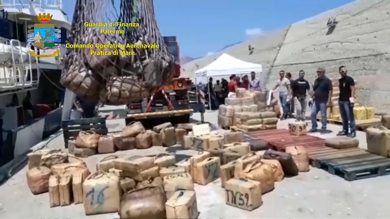 إيطاليا تضبط 20 طناً من الحشيش بخزان وقود سفينة بالمتوسط