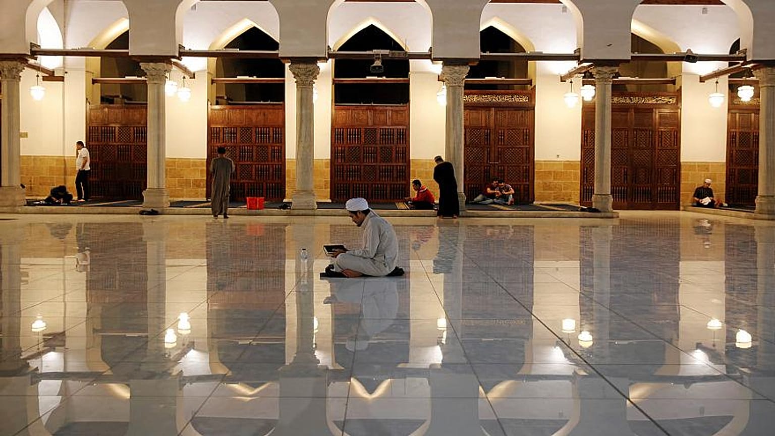 إطلاق تطبيق على الهاتف المحمول "لمراقبة المساجد" في السعودية