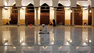 إطلاق تطبيق على الهاتف المحمول "لمراقبة المساجد" في السعودية