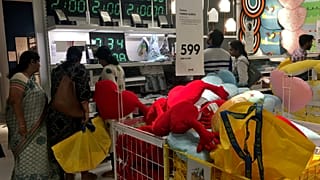 Vásárlók az IKEA első indiai boltjában