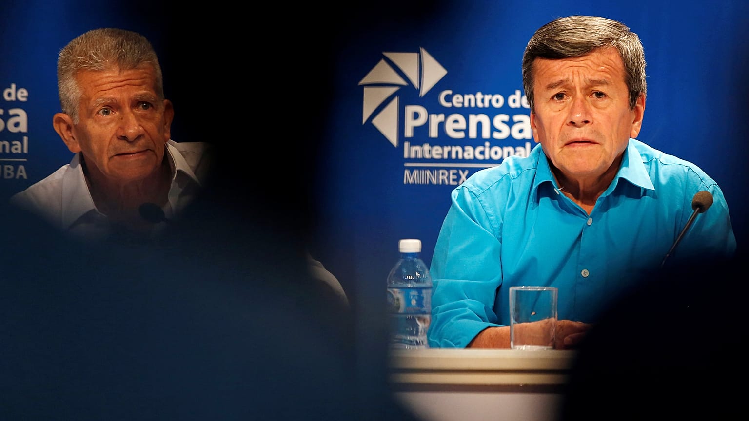 Pablo Beltran, representante del ELN, y Aurelio Carbonell, negociador del E